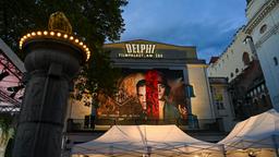 Der Delphi Filmpalast ist zur Weltpremiere der neuen Staffel der TV-Serie Babylon Berlin mit dem Werbeplakat der Serie geschmückt. 