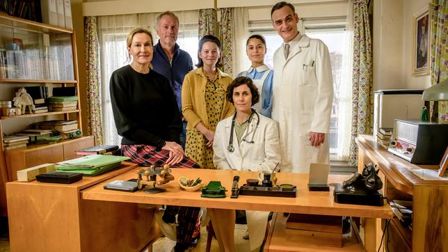 Bild: ARD/Stanislav Honzik Drehstart für die dritte Staffel "Charité"