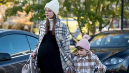 Die hochschwangere Zoe Sherbaz (Melina Fabian) kommt mit Tochter Mira zum Johannes-Thal-Klinikum.