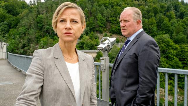 Bild: ARD/ORF/MR Film/Petro Domenigg Im Bild: Elisabeth Zeipel (Kristina Sprenger, l.), Paul Paulitz (Harald Krassnitzer, r.).