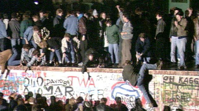 Bild: RBB SFB-Filmteams waren am 9. November 1989 live dabei, als die Menschen vom Westen her auf die Mauer am Brandenburger Tor stiegen.