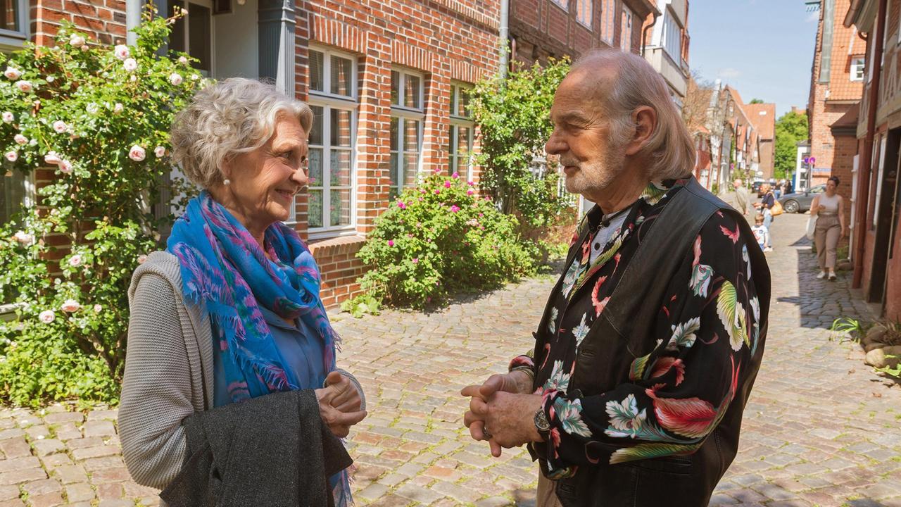 Dörte (Edelgard Hansen) freut sich mit Hannes (Claus Dieter Clausnitzer) auf die gemeinsame Arbeit für "Die zweite Chance".