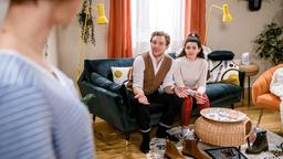 Shirin (Merve Çakır) und Henning (Matthias Zera) erfahren von Josie (Lena Conzendorf), dass diese sich mit ihrem Prüfungstermin vertan hat.